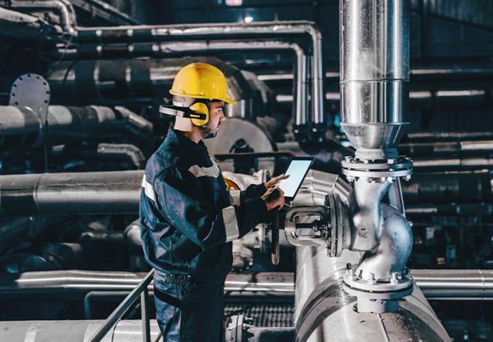 Mann mit Tablet in der Industrie