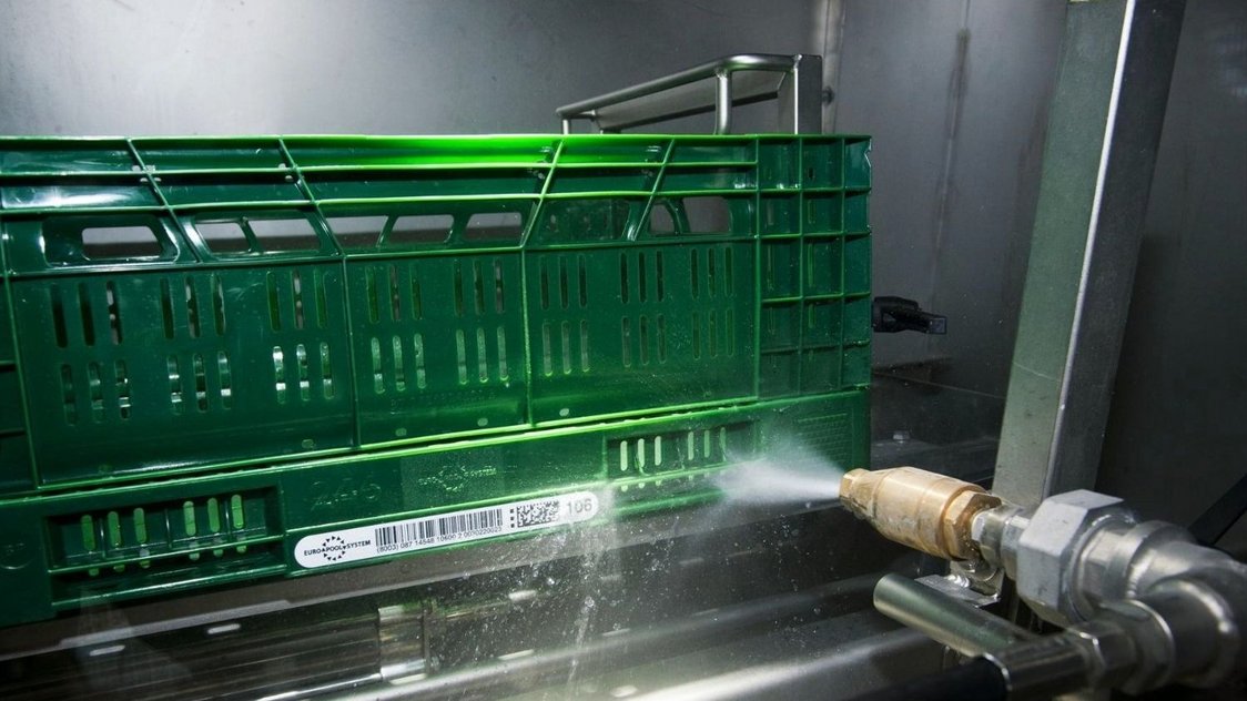 foto van inotec Inmould etiket tijdens reiniging van Europool container