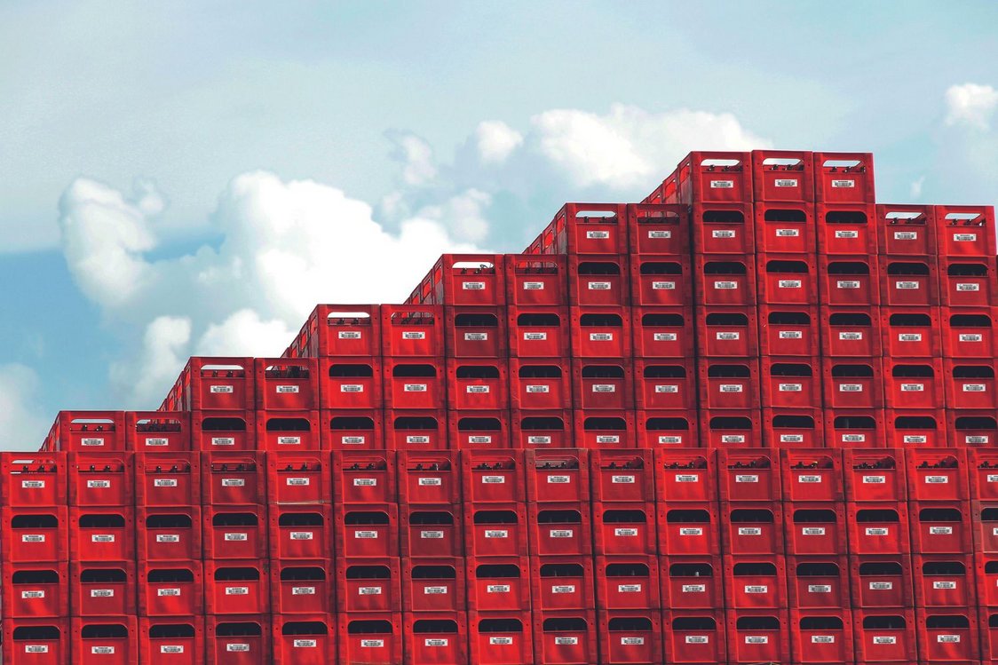 foto van inotec stapelbare RTI's met barcode rfid label