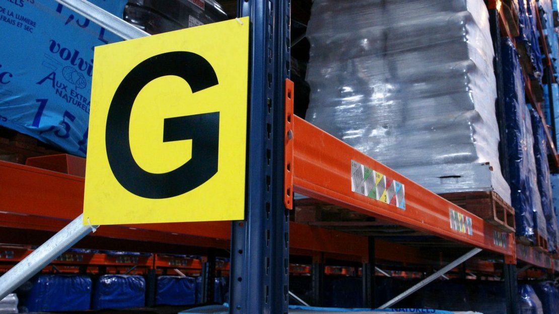 foto van inotec barcode rfid oplossingen warehouse gangpad bord